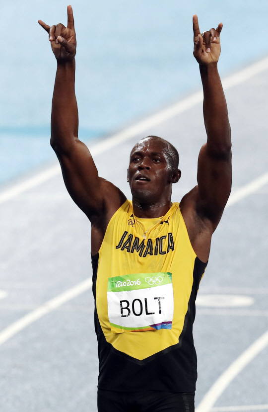 18일 오후 (현지시간) 브라질 리우데자네이루 마라카낭 올림픽 주경기장에서 열린 육상 남자 200m 결승 경기에서 19초 78의 기록으로 우승한 자메이카 우사인 볼트가 세레머니를 펼치고 있다. /리우데자네이루=올림픽사진공동취재단