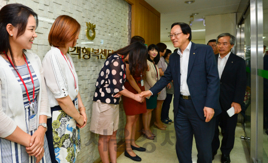 김용환(오른쪽 두번째) NH농협금융지주 회장이 지난 18일 농협은행 고객행복센터를 방문해 직원들을 격려하고 있다. /사진제공=NH농협금융지주