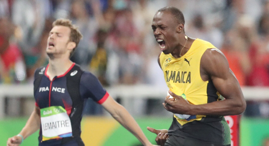 자메이카의 우사인볼트가 18일 오후 (현지시간) 브라질 리우데자네이루 마라카낭 올림픽 주경기장에서 열린 2016리우데자네이루 올림픽 육상 남자 200m 결승 경기에서 19.78초의 기록으로 결승선을 통과하고있다. /리우데자네이루=올림픽사진공동취재단