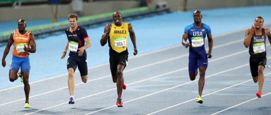 자메이카의 우사인볼트가 18일 오후 (현지시간) 브라질 리우데자네이루 마라카낭 올림픽 주경기장에서 열린 2016리우데자네이루 올림픽 육상 남자 200m 결승 경기에서 역주하고 있다. 볼트는 19초 78의 기록으로 금메달을 획득했다. /리우데자네이루=올림픽사진공동취재단