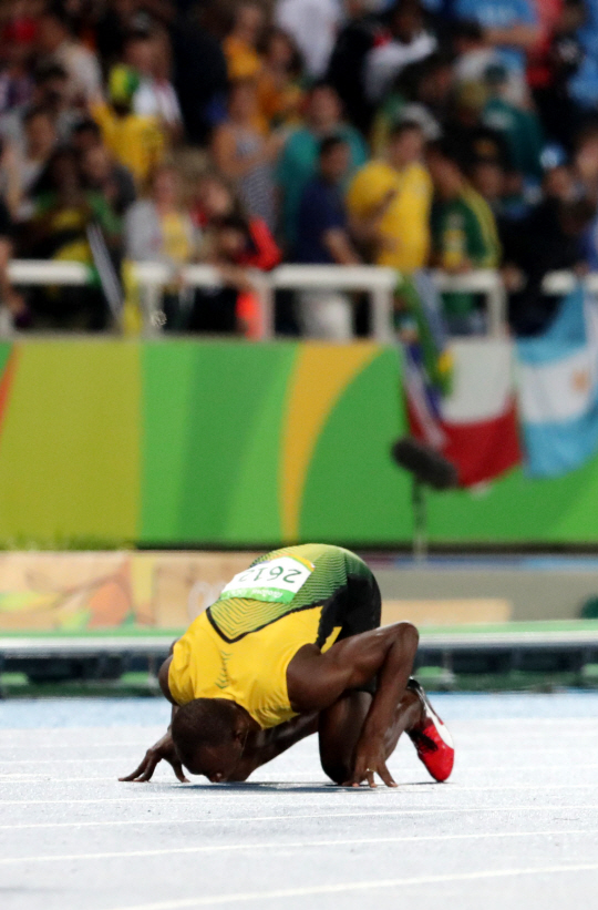 18일 오후 (현지시간) 브라질 리우데자네이루 마라카낭 올림픽 주경기장에서 열린 2016리우데자네이루 올림픽 육상 남자 200m 결승 경기에서 19.78초의 기록으로 우승한 자메이카의 우사인볼트가 트랙에 입맞추고 있다./리우데자네이루=올림픽사진공동취재단