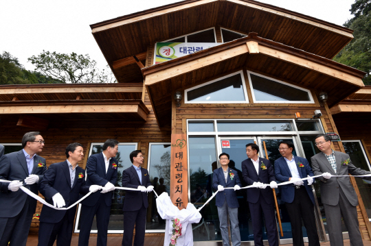 신원섭(사진 왼쪽에서 다섯번째) 산림청장과 최명희(〃네번째) 강릉시장, 남성현(〃두번째) 국립산림과학원장, 윤영균(〃첫번째) 한국산림복지진흥원장 등이 ‘대관령 치유의 숲’ 현판제막식을 갖고 있다. 사진제공=산림청