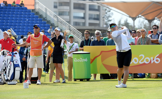 양희영 선수가 18일(현지시각) 브라질 리우데자네이루 바하 올림픽 골프코스에서 열린 여자골프 3라운드 1번홀 티샷을 하고 있다./리우데자네이루=이호재기자