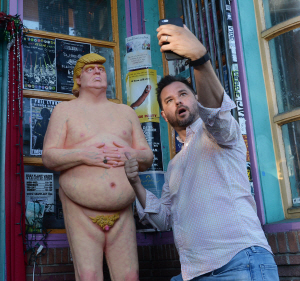 미국 로스엔젤레스의 도널드 트럼프 나체상 앞에서 셀카를 찍고 있는 모습/UPI연합뉴스
