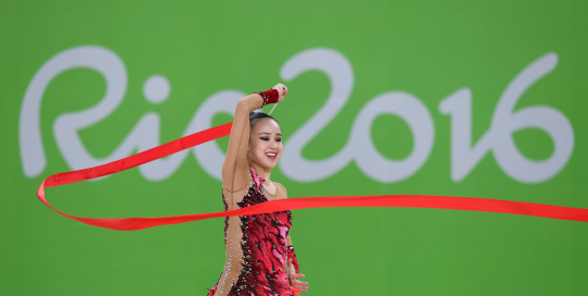 한국의 손연재가 19일 오전(현지시간) 브라질 리우데자네이루 바하 리우올림픽 경기장에서 열린 리듬체조 예선전에서 리본 연기를 펼치고 있다./리우데자네이루=올림픽사진공동취재단