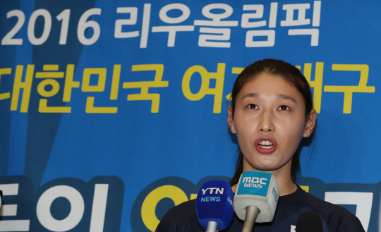 여자 배구 국가대표팀의 김연경이 20일 새벽 인천공항을 통해 귀국, 취재진과 인터뷰하고 있다. /㈜연합뉴스. 무단 전재 재배포 금지.>