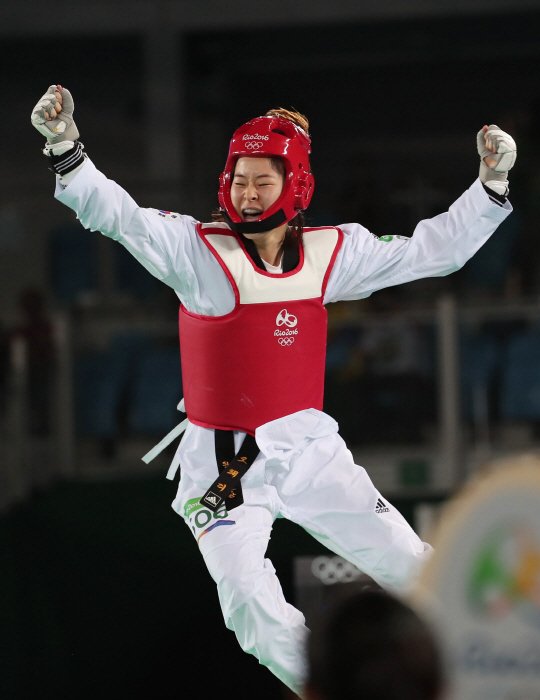 태권도 한국대표 오혜리 선수가  19일 오후(현지시간) 브라질 리우데자네이루 바하 올림픽파크 카리오카 경기장에서 열린 2016리우올림픽 태권도 여자 -67kg급 결승전에서 프랑스의 하비 니아레와 맞대결에서 공격포인트를 따낸 후 환호하고 있다.  /리우데자네이루=올림픽사진공동취재단