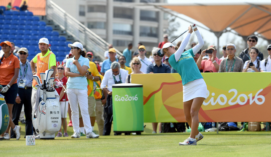 호주대표 이민지 선수가 18일(현지시각) 브라질 리우데자네이루 바하 올림픽 골프코스에서 열린 여자골프 3라운드 1번홀 티샷을 하고 있다. /리우데자네이루=이호재기자