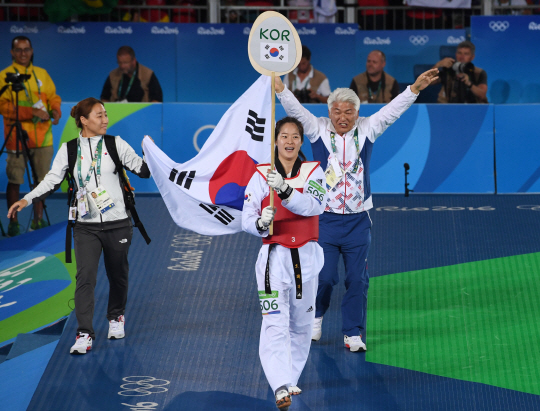 오혜리가 19일 오후(현지시간) 브라질 리우데자네이루 바하 올림픽파크 카리오카 경기장3 에서 열린 2016 리우올림픽 태권도 여자 -67kg급 결승전에서 프랑스를 상대로 금메달을 확정지은 뒤 세리머니를 하고 있다. /리우데자네이루=올림픽사진공동취재단