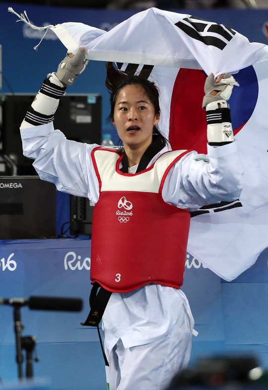 오혜리가 19일 오후(현지시간) 브라질 리우데자네이루 바하 올림픽파크 카리오카 경기장3에서 열린 태권도 여자 -67kg급 결승 경기에서 프랑스 하비 니아레에게 승리한 뒤 세레머니를 하고 있다. /리우데자네이루=올림픽사진공동취재단