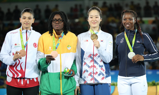 오혜리가 19일 오후(현지시간) 브라질 리우데자네이루 바하 올림픽파크 카리오카 경기장3에서 열린 태권도 여자 -67kg급 시상식에서 금메달을 획득, 메달을 들어보이고 있다. /리우데자네이루=올림픽사진공동취재단