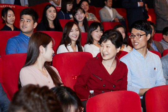 박근혜 대통령이 20일 오후 서울 시내 한 극장에서 ‘인천상륙작전’을 관람하기 전 일반 관람객과 대화하고 있다.  /제공=청와대