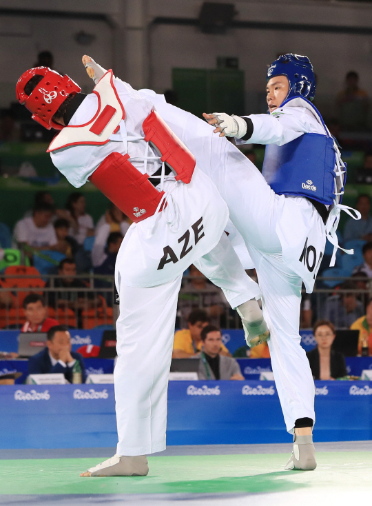 한국 태권도 대표 차동민 선수가 20일 오후(현지시간) 브라질 리우데자네이루 바하 올림픽파크 카리오카 경기장에서 열린 2016리우올림픽 태권도 남자 +80kg급 8강전에서 아제르바이잔 라딕 이사에브에게 발차기 공격을 하고 있다./리우데자네이루=올림픽사진공동취재단