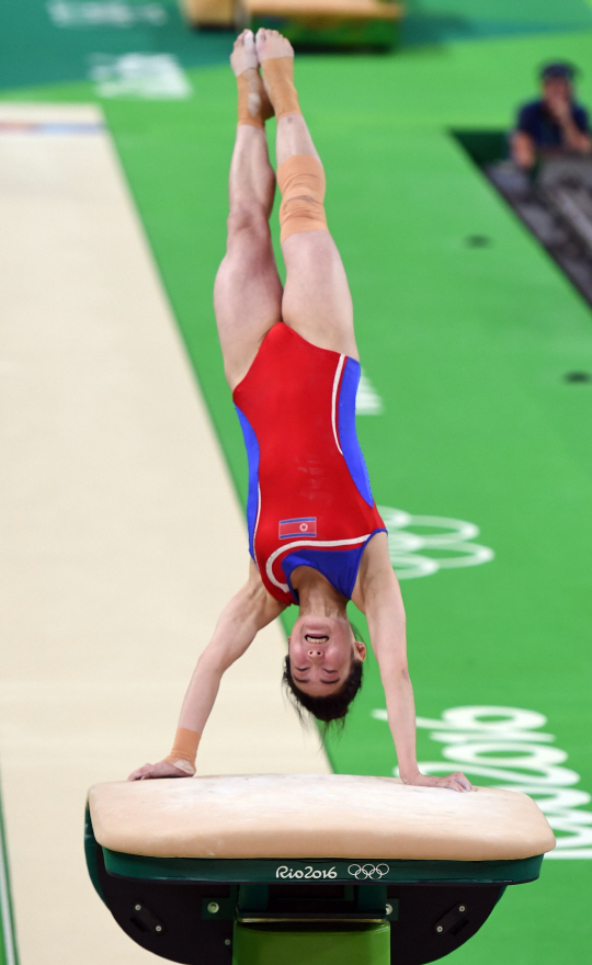 북한 홍은정 선수가 지난 14일 오후(현지시간) 브라질 리우데자네이루 바하 올림픽 경기장에서 열린 여자 기계체조 도마 결승전에서 연기를 펼치고 있다./리우데자네이루=올림픽사진공동취재단