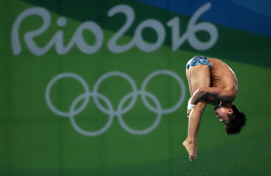 다이빙 역사상 처음으로 올림픽 결선에 오른 우하람 선수가 20일 오후(현지시간) 브라질 리우데자네이루 바하 다이빙경기장에서 열린 '2016리우올림픽' 다이빙 결선에서 연기를 펼치고 있다. /리우데자네이루=사진공동취재단