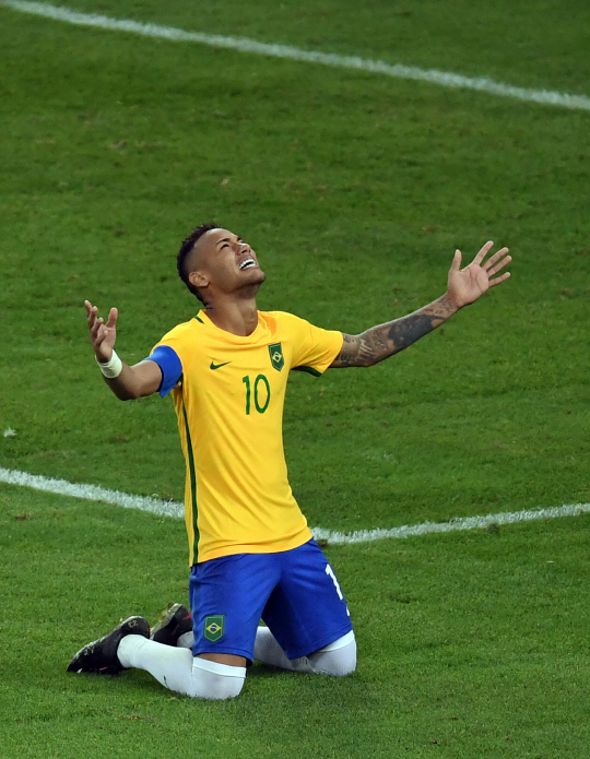브라질의 사상 첫 올림픽 축구 금메달이 확정되자 브라질 대표팀 주장 네이마르가 감격에 겨워 기뻐하고 있다. /리우데자네이루=AFP연합뉴스