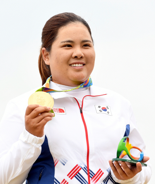 박인비 선수가 20일(현지시각) 브라질 리우데자네이루 바하 올림픽 골프코스에서 열린 여자골프 마지막 4라운드에서 우승 금메달을 목에걸고 기뻐하고 있다 ./리우데자네이루=이호재기자