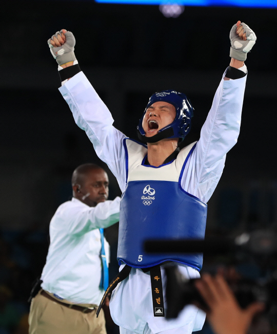 한국 태권도 대표 차동민 선수가 20일 오후(현지시간) 브라질 리우데자네이루 바하 올림픽파크 카리오카 경기장에서 열린 2016리우올림픽 태권도 남자 +80kg급 우즈베키스탄 드미트리 쇼킨과의 동메달결정전에서 승리, 동메달을 확보하자 손을 들어 환호하고 있다./리우데자네이루=올림픽사진공동취재단