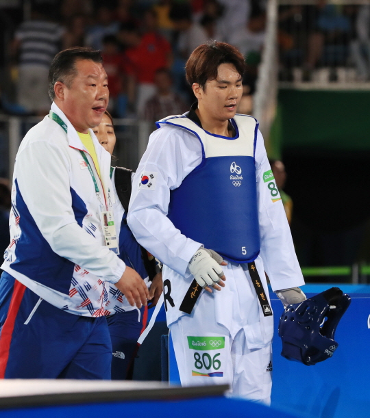 한국 태권도 대표 차동민 선수가 20일 오후(현지시간) 브라질 리우데자네이루 바하 올림픽파크 카리오카 경기장에서 열린 2016리우올림픽 태권도 남자 +80kg급 8강전에서 아제르바이잔 라딕 이사에브에게 8:12로 패한 후 경기장을 벗어나고 있다./리우데자네이루=올림픽사진공동취재단