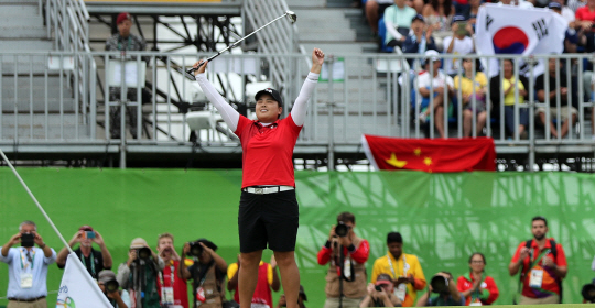 박인비가 20일 오후(현지시간) 브라질 리우데자네이루 올림픽 골프코스에서 열린 리우올림픽 여자 골프 개인전 최종라운드에서 우승한 뒤 환호하고 있다./리우데자네이루=올림픽사진공동취재단