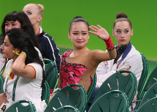 한국의 손연재가 20일 오전(현지시간) 브라질 리우데자네이루 바하 리우올림픽 경기장에서 열린 리듬체조 결선에서 4위를 확정 지으며 눈물을 흘리고 있다./리우데자네이루=올림픽사진공동취재단