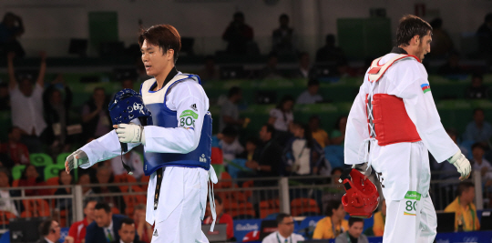 한국 태권도 대표 차동민 선수가 20일 오후(현지시간) 브라질 리우데자네이루 바하 올림픽파크 카리오카 경기장에서 열린 2016리우올림픽 태권도 남자 +80kg급 8강전에서 아제르바이잔 라딕 이사에브에게 8:12로 패한 후 경기장을 벗어나고 있다. /리우데자네이루=올림픽사진공동취재단