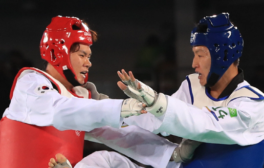 한국 태권도 대표 차동민 선수가 20일 오후(현지시간) 브라질 리우데자네이루 바하 올림픽파크 카리오카 경기장에서 열린 2016리우올림픽 태권도 남자 +80kg급 패자부활전에서 카자흐스탄 루슬란 자파로프에게 몸통 공격을 하고 있다./리우데자네이루=사진공동취재단