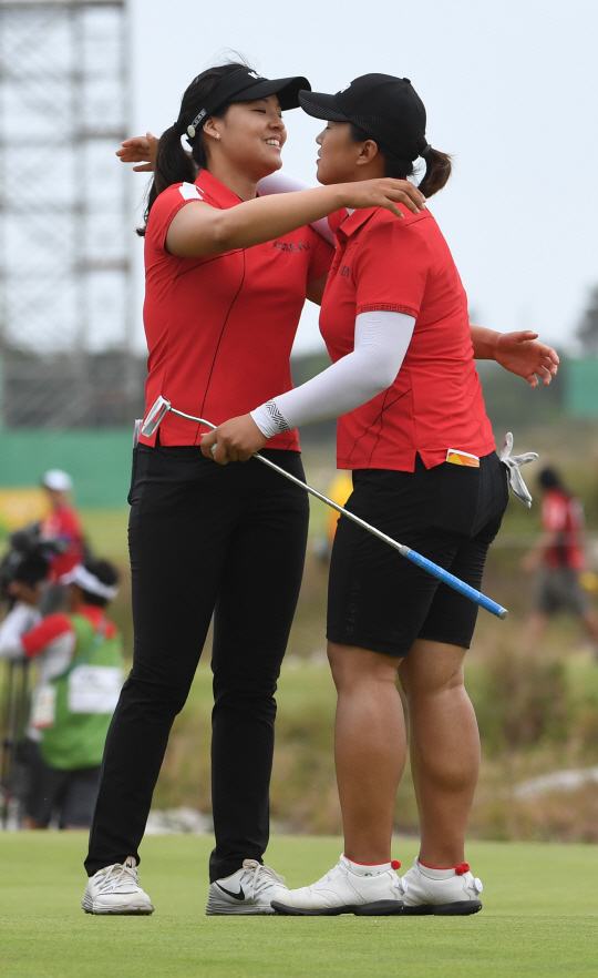 20일(현지시각) 브라질 리우데자네이루 바하 올림픽 골프코스에서 열린 여자골프 마지막 4라운에서 끝까지 선전한 전인지 양희영 선수가 서로를 격려하고 있다./리우데자네이루=이호재기자