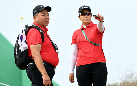 브라질 리우데자네이루 바하 올림픽 골프코스에서  여자골프 마지막 4라운드가 열리고 있는 20일(현지시각) 박세리 여자대표팀 감독이 선수들의 경기를 유심히 살피고 있다./리우데자네이루=이호재기자