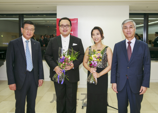 박삼구(왼쪽) 금호아시아나그룹 회장과 추궈홍(〃 네번째) 주한 중국대사가 19일 서울시 금호아트홀에서 열린 ‘한중수교 24주년기념음악회’ 공연 후 한국인 피아니스트 김규연(〃 세번째), 중국인 베이스 바리톤 리 아오 등 연주자들과 기념 사진을 찍고 있다. 금호아시아나문화재단은 한국과 중국의 문화 교류 증진을 위해 한·중 우호협회와 손 잡고 지난 1998년부터 매년 음악회를 열어 양국의 신진 음악가를 소개해왔다. /사진제공=금호아시아나그룹