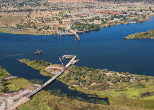 보츠와나와 잠비아의 국경을 연결하는 ‘카중굴라 교량공사’ 현장. 이 프로젝트는 남아프리카 지역의 40년 숙원 사업이다.  /사진제공= 대우건설