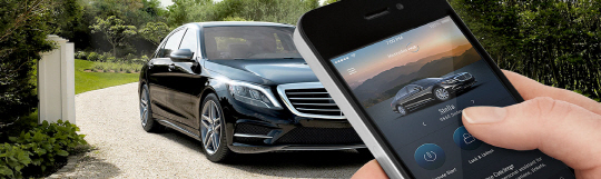 메르세데스 벤츠 고객이 앱으로 자동차의 문을 열고 있다. 스마트키 기능을 하는 앱을 통해 시동을 걸 수 있다./사진제공=메르세데스-벤츠 코리아