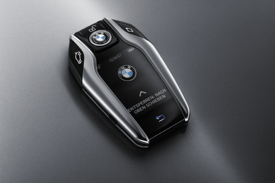 BMW 7시리즈의 디스플레이 스마트키. 화면을 조작해 차에 타지 않아도 주차가 가능하고 각종 차량 상태 점검을 할 수 있다./사진제공=BMW 코리아