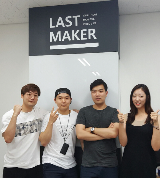 강이삭(오른쪽 두번째) 라스트메이커 대표가 김지희(오른쪽) 부대표를 포함한 직원들과 함께 신뢰 기반의 광고 시장을 열어가겠다는 포부를 다짐하고 있다. /사진제공=라스트메이커
