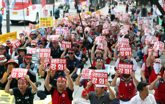 전국우체국노동조합 조합원들이 21일 서울 종로구 세종로공원에서 ‘전국우정노동자 결의대회’를 열고 우편 공공성 강화와 노조 탄압 중단 등을 요구하고 있다. /연합뉴스