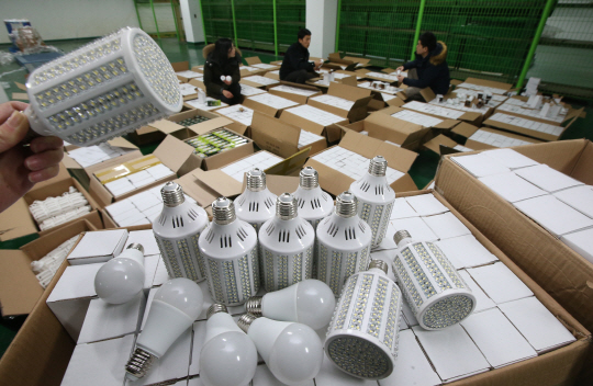 관세청 직원들이 국내 인증을 거치지 않은 중국의 불량 LED조명 제품을 검사하고 있다. /연합뉴스