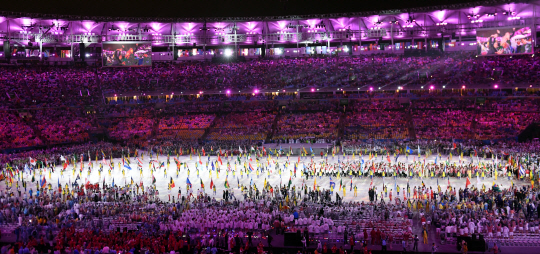 21일 오후(현지시간) 브라질 리우데자네이루 마라카낭 주경기장에서 열린 2016 리우올림픽 폐막식에 각국 선수들이 입장하고 있다./리우데자네이루=올림픽사진공동취재단