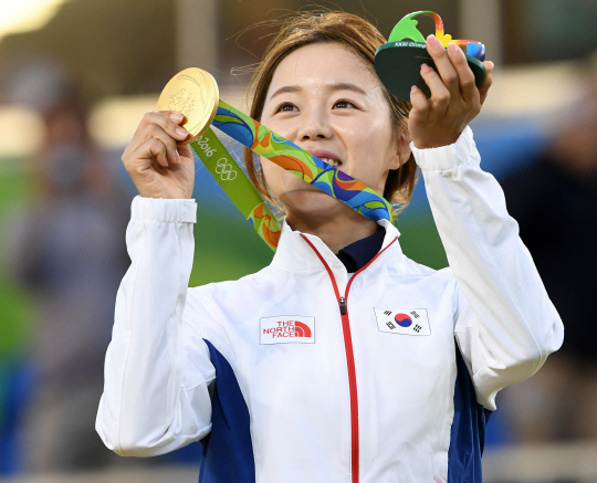 시상대에 올라 금메달을 들어보이는 장혜진. /리우데자네이루=올림픽사진공동취재단