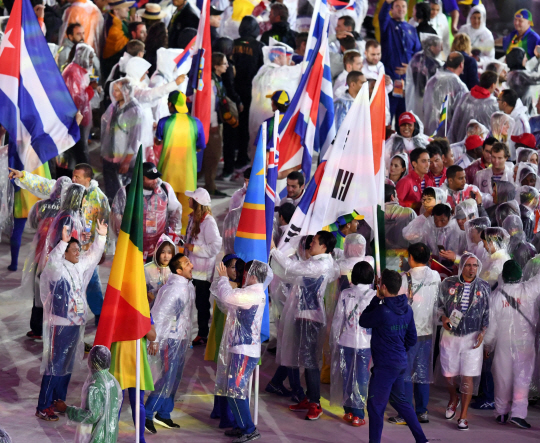 한국대표팀이 21일 오후(현지시간) 브라질 리우데자네이루 마라카낭 주경기장에서 열린 2016 리우올림픽 폐막식장에 입장하며 기념사진을 찍고 있다. /리우데자네이루=올림픽사진공동취재단