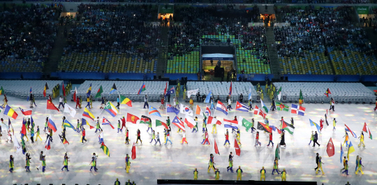 21일 오후(현지시간) 브라질 리우데자네이루 마라카낭 주경기장에서 열린 2016 리우올림픽 폐막식에서 참가국의 국기가 입장 하고 있다./리우데자네이루=올림픽사진공동취재단
