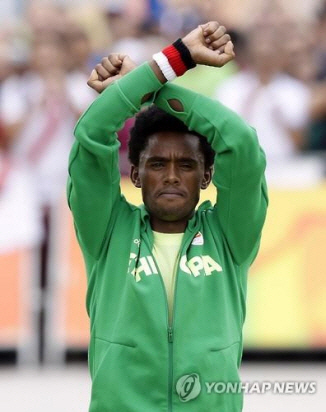 은메달을 딴 에티오피아 마라톤 선수가 반정부적인 세리머니를 펼쳤다 /연합뉴스