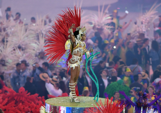21일 오후(현지시간) 브라질 리우데자네이루 마라카낭 주경기장에서 열린 2016 리우올림픽 폐막식에서 공연이 펼쳐지고 있다. /리우데자네이루=올림픽사진공동취재단
