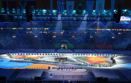 21일 오후(현지시간) 브라질 리우데자네이루 마라카낭 주경기장에서 열린 2016 리우올림픽 폐막식에서 공연이 펼쳐지고 있다. /리우데자네이루=올림픽사진공동취재단