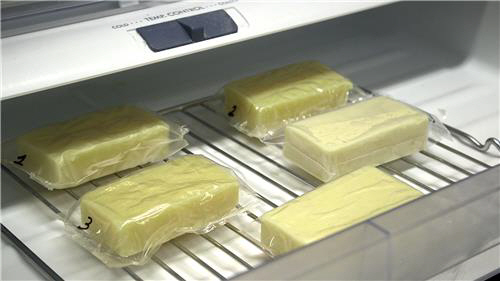 우유 단백질 필름으로 치즈를 포장한 모습./출처=미국화학회 제공
