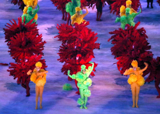 21일 오후(현지시간) 브라질 리우데자네이루 마라카낭 주경기장에서 열린 2016 리우올림픽 폐막식에 축하공연이 펼쳐지고 있다. /리우데자네이루=올림픽사진공동취재단