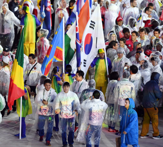 한국대표팀 선수가 21일 오후(현지시간) 브라질 리우데자네이루 마라카낭 주경기장에서 열린 2016 리우올림픽 폐막식에 입장하고 있다. /리우데자네이루=올림픽사진공동취재단