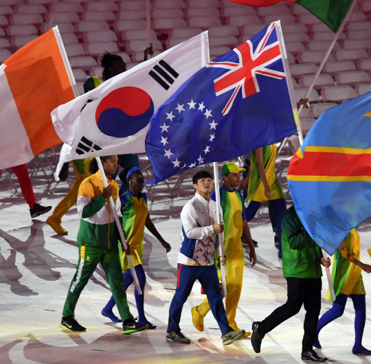레슬링 김현우 선수가 21일 오후(현지시간) 브라질 리우데자네이루 마라카낭 주경기장에서 열린 2016 리우올림픽 폐막식에 태극기를 들고 입장하고 있다./리우데자네이루=올림픽사진공동취재단