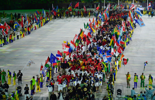 남미 대륙 최초의 올림픽인 2016 리우 올림픽 폐막일인 21일 오후(현지시간) 브라질 리우데자네이루 마라카낭 주경기장에서 각국 선수들이 어우러져 입장하고 있다./리우데자네이루=올림픽사진공동취재단