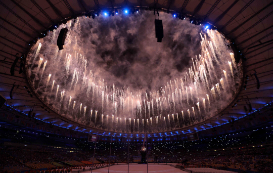 21일 오후(현지시간) 브라질 리우데자네이루 마라카낭 주경기장에서 열린 2016 리우올림픽 폐막식에서 불꽃이 터지고 있다. /리우데자네이루=올림픽사진공동취재단