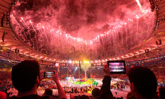 21일 오후(현지시간) 브라질 리우데자네이루 마라카낭 주경기장에서 열린 2016 리우올림픽 폐막식에서 폐막을 알리는 불꽃이 터지고 있다. /리우데자네이루=올림픽사진공동취재단